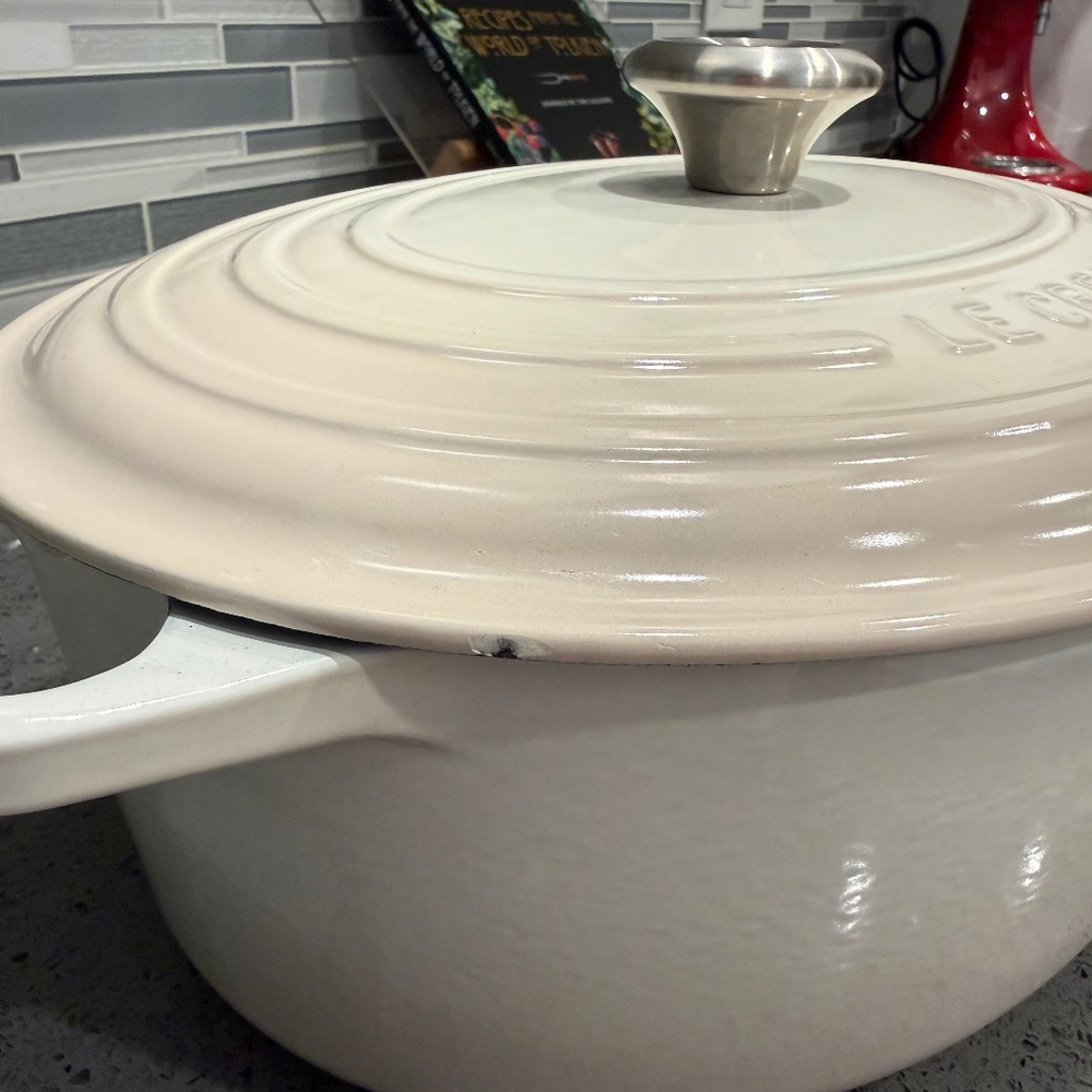 Le Creuset 8 Qt Oval Dutch Oven Cream Enameled Cast Iron w/ Stainless Knob - Picture 5 of 5